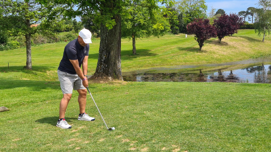 Javi Manjarín, exentrenador del Racing de Ferrol, domina en la Liga de Golf
