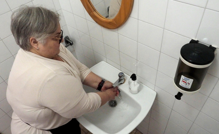 Poder olvidarse al fin de vaciar la fosa séptica es una de las ventajas para los vecinos del rural de Ferrol