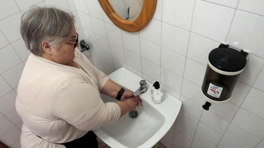 Poder olvidarse al fin de vaciar la fosa séptica es una de las ventajas para los vecinos del rural de Ferrol