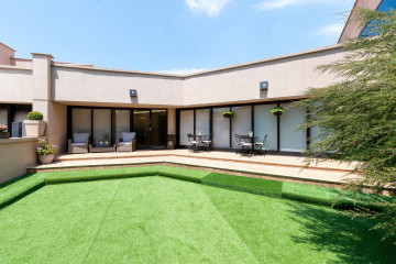 Zonas ajardinadas de las instalaciones, que rodean cada sala y aportan luz natural, ventilación y tranquilidad en un entorno sereno