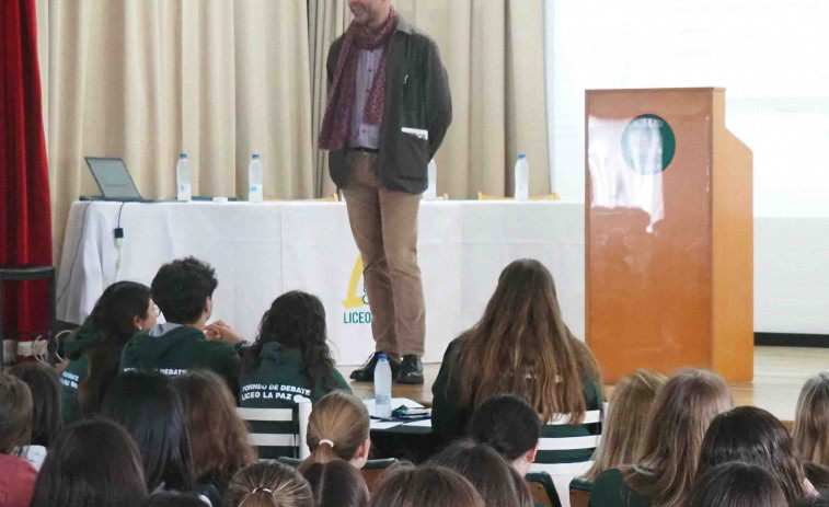 Xesús Fraga clausura el Torneo de Debate Liceo La Paz 2025 con una emotiva intervención sobre el poder de la palabra