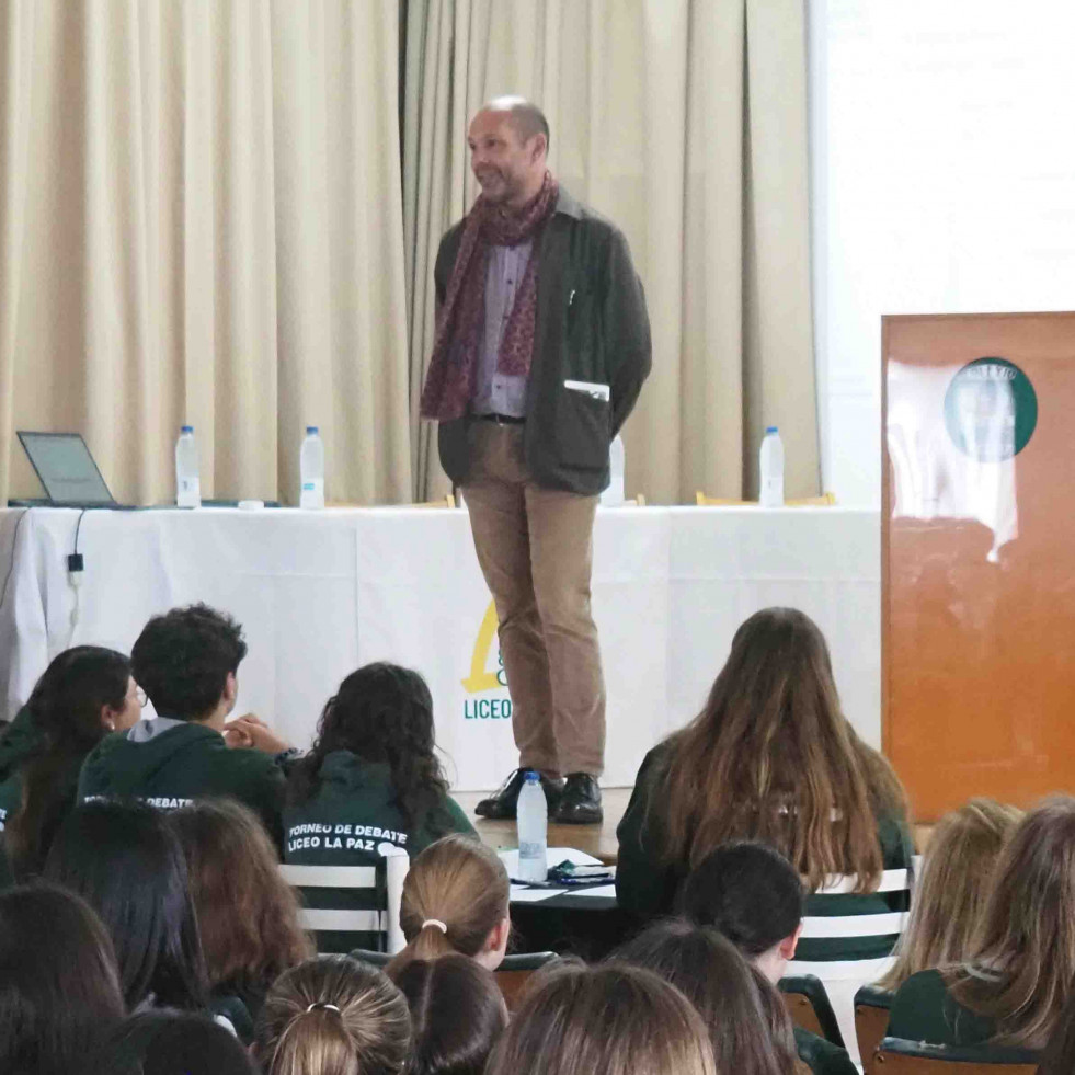 Xesús Fraga clausura el Torneo de Debate Liceo La Paz 2025 con una emotiva intervención sobre el poder de la palabra