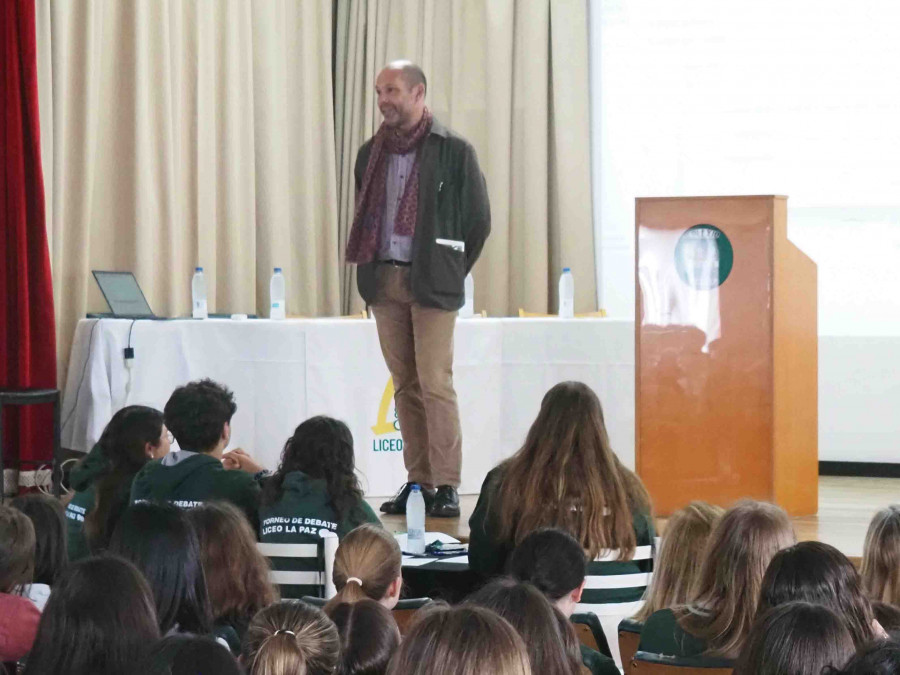 Xesús Fraga clausura el Torneo de Debate Liceo La Paz 2025 con una emotiva intervención sobre el poder de la palabra