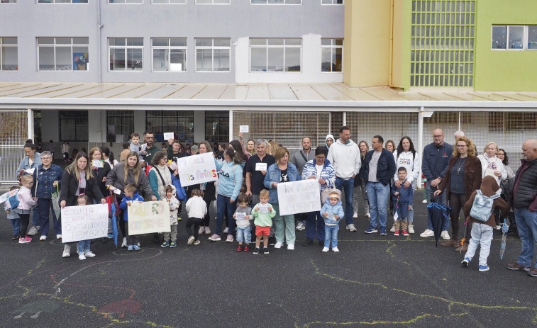 Recogida de firmas y nueva concentración de la comunidad educativa del Jorge Juan de Perlío