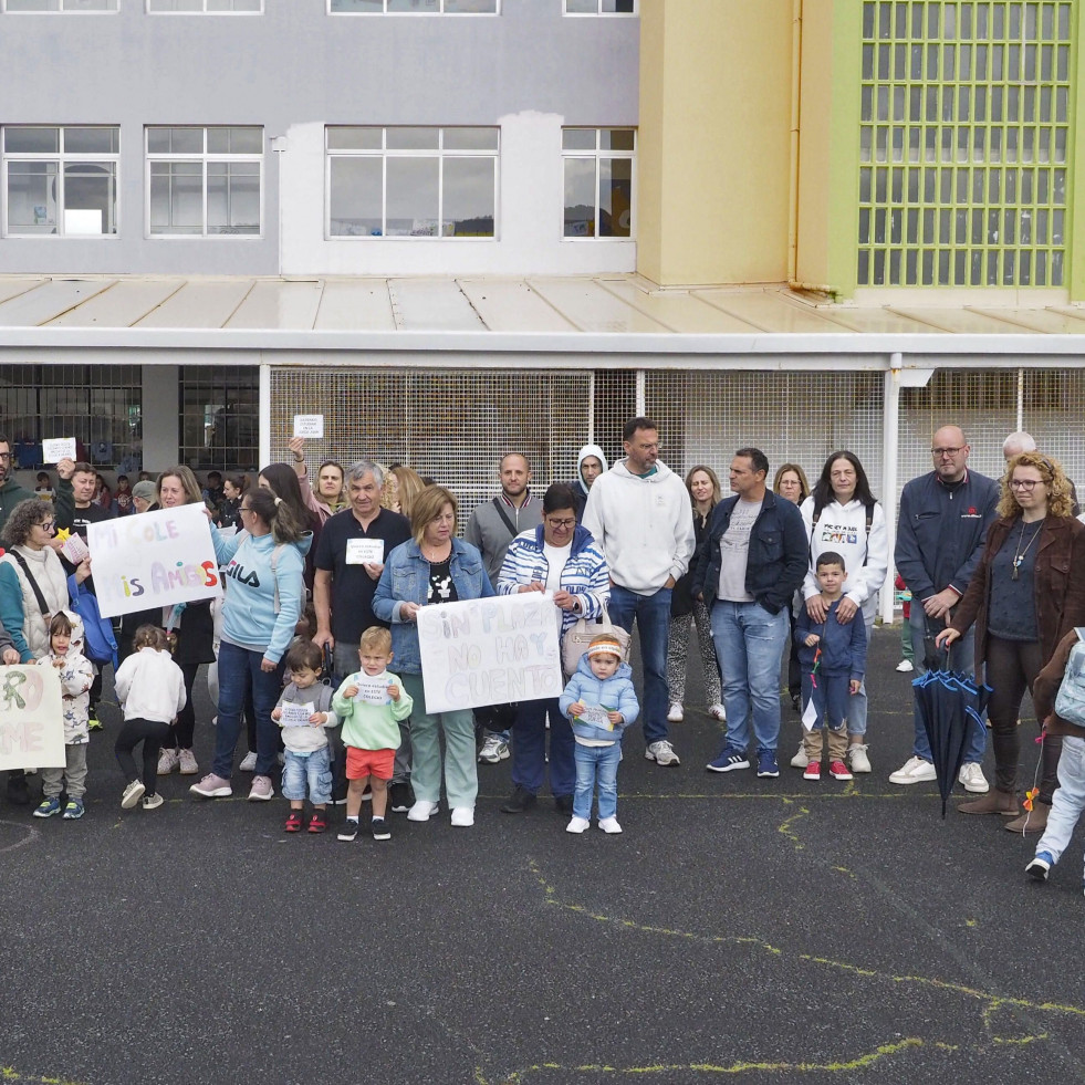 Recogida de firmas y nueva concentración de la comunidad educativa del Jorge Juan de Perlío