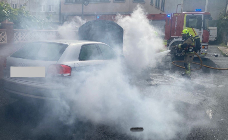 Arde un Audi en una calle de Narón movilizando al Speis