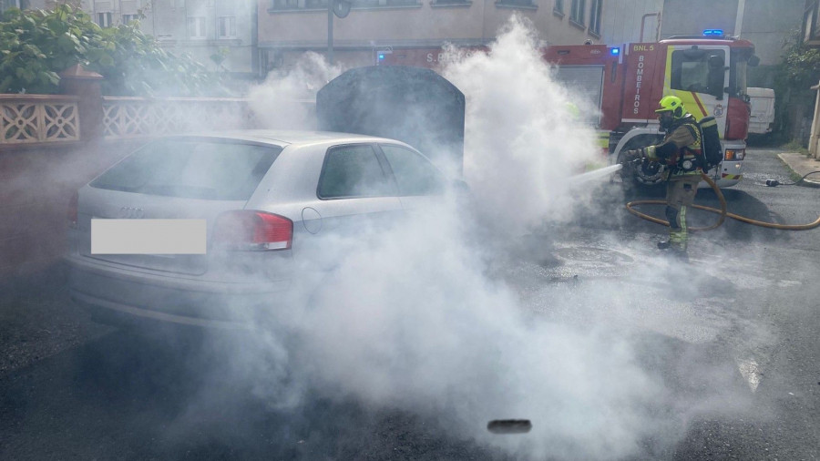 Arde un Audi en una calle de Narón movilizando al Speis