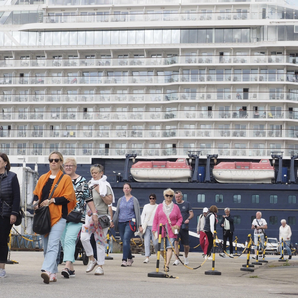 El primer megacrucero de 2025 desembarca en Ferrol de la mano de la naviera Tui Cruises