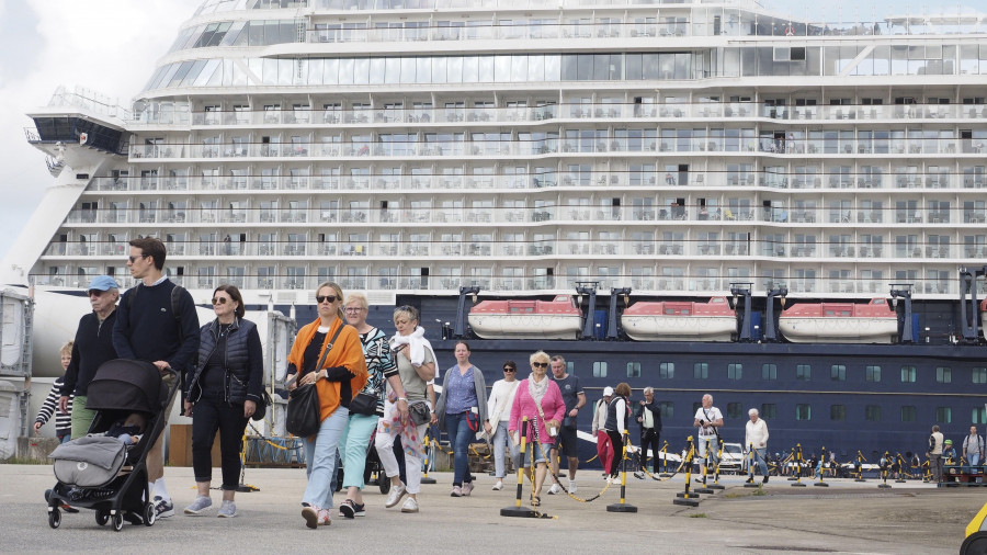 El primer megacrucero de 2025 desembarca en Ferrol de la mano de la naviera Tui Cruises