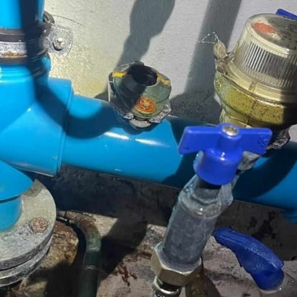 La rotura de una tubería en Ferrol moviliza a los Bomberos