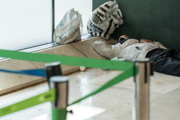 EuropaPress 6715516 persona duerme t4 aeropuerto adolfo suarezmadrid barajas 12 mayo 2025 madrid 174