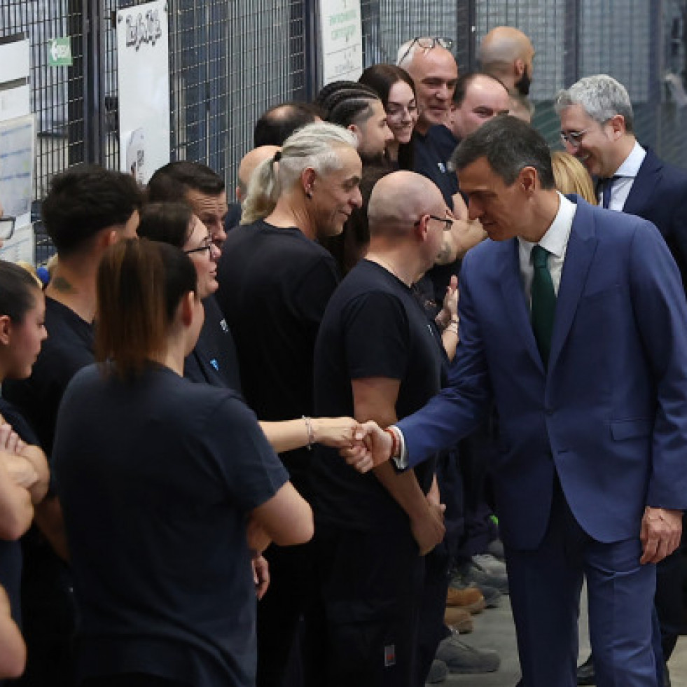 Sánchez traslada a las víctimas que trabaja en un plan contra las riadas