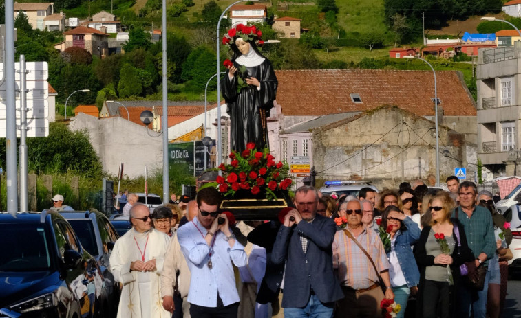 Multitudinaria bendición de la rosa en Xuvia para honrar a Santa Rita