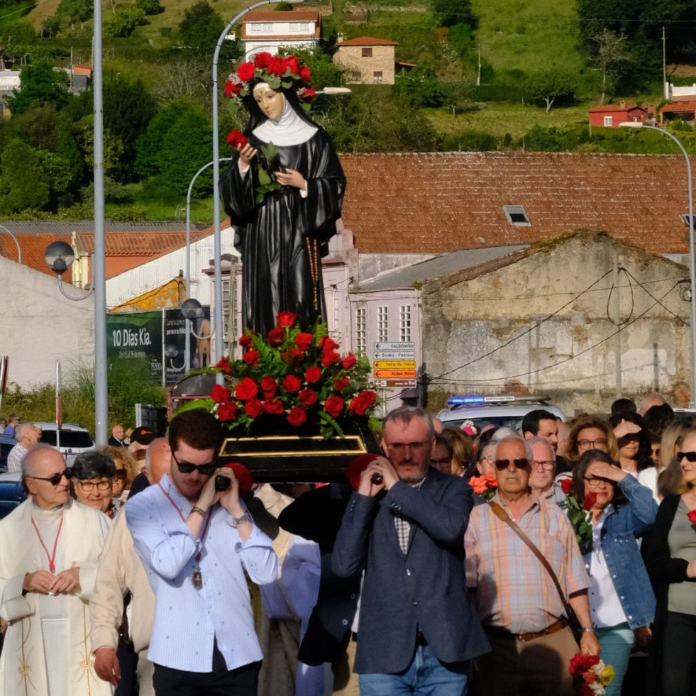 Multitudinaria bendición de la rosa en Xuvia para honrar a Santa Rita