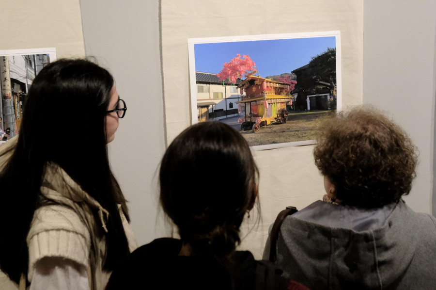 La actuación de EME-SX despide la exposición “Tebasaki y sake caliente”