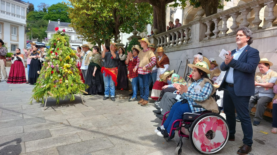 Las cantareiras protagonizaron los Maios intergeneracionales de Ortigueira