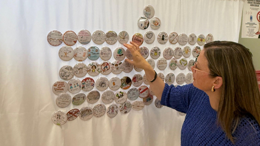 Exposición de chapas en Narón contra el acoso escolar