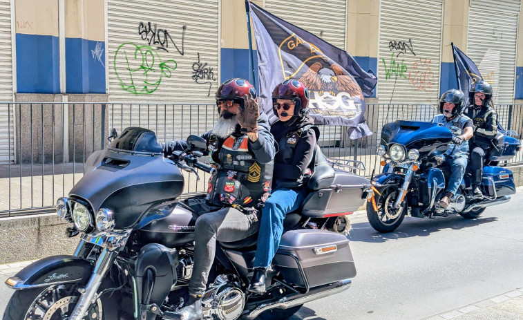 Cientos de Harley toman la ciudad naval de mano del evento internacional Pulpo y Carretera