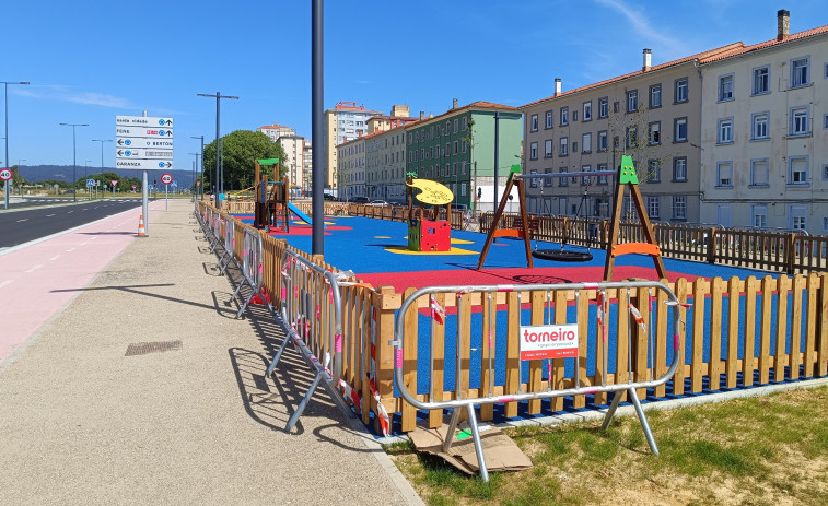 La instalación del mobiliario urbano anticipa la inauguración de As Pías