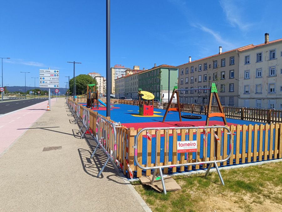La instalación del mobiliario urbano anticipa la inauguración de As Pías