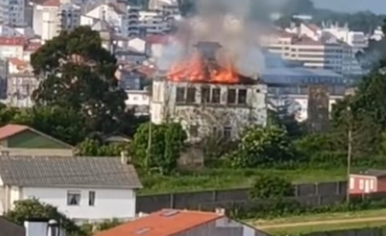 Amplio operativo para sofocar las llamas del incendio en una casa de Mugardos