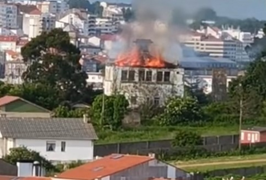 Amplio operativo para sofocar las llamas del incendio en una casa de Mugardos
