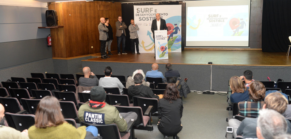 Jesús Busto presenta “Otro mar. Los orígenes del surf en Galicia” en el museo