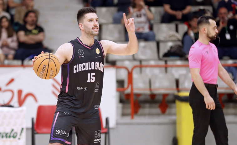 Samuel Barros guía hacia el ascenso la nave del Círculo Gijón