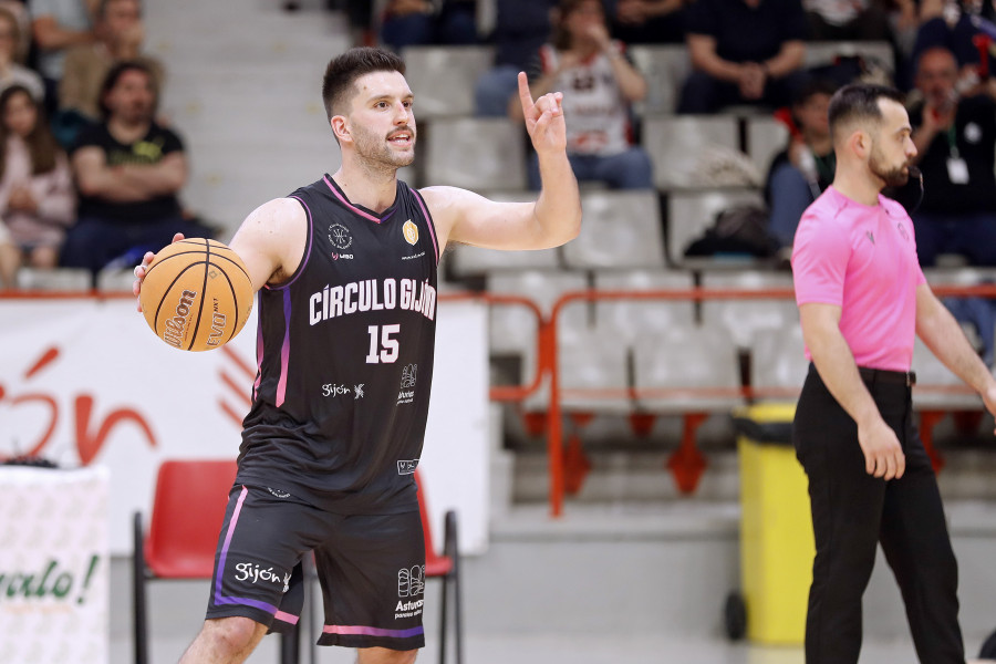 Samuel Barros guía hacia el ascenso la nave del Círculo Gijón