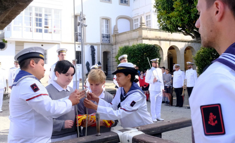 Izado y arriado de la bandera en Capitanía de Ferrol con ayuda especial