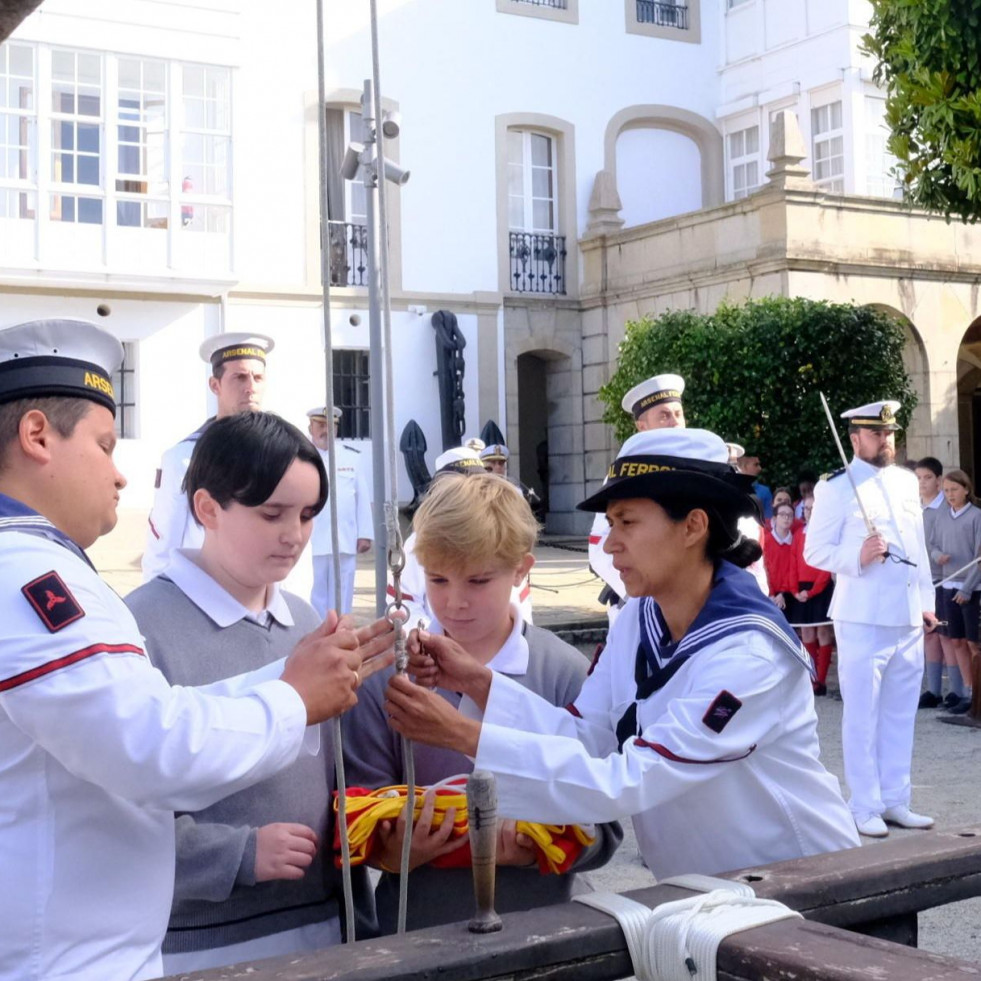 Izado y arriado de la bandera en la Capitanía de Ferrol con ayuda especial