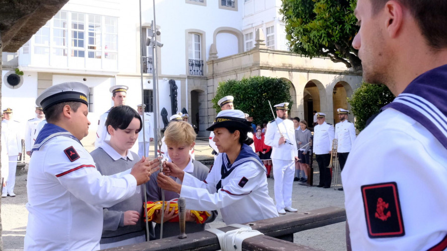 Izado y arriado de la bandera en Capitanía de Ferrol con ayuda especial