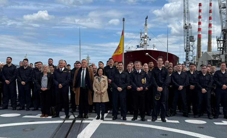 La ministra Margarita Robles visitó a la dotación de la fragata con base en Ferrol 