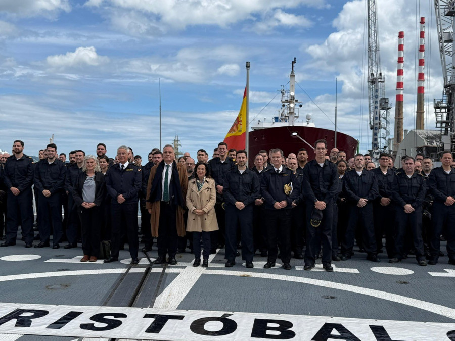 La ministra Margarita Robles visitó a la dotación de la fragata con base en Ferrol "Cristóbal Colón"