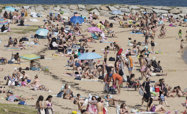 Abarrote en las playas de Ferrol, que pasó de los 25 grados en un día de récord para Monfero