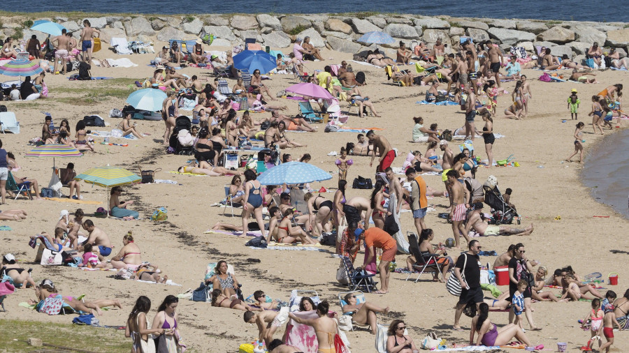 Abarrote en las playas de Ferrol, que pasó de los 25 grados en un día de récord para Monfero