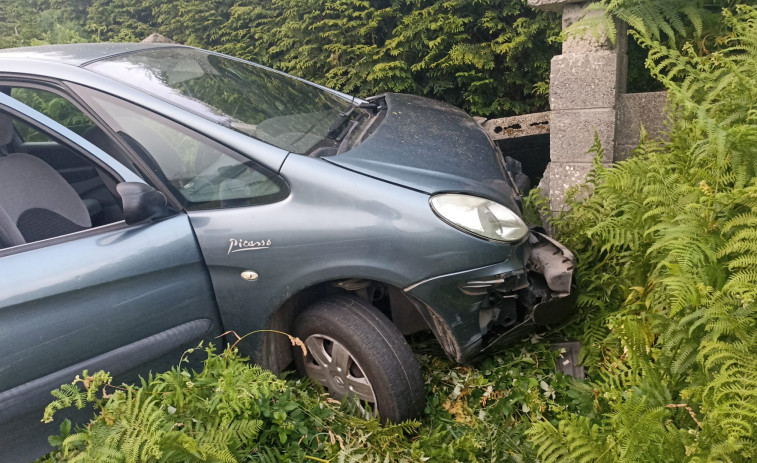 Aparatoso accidente en Valdoviño al empotrarse contra el cierre de una finca