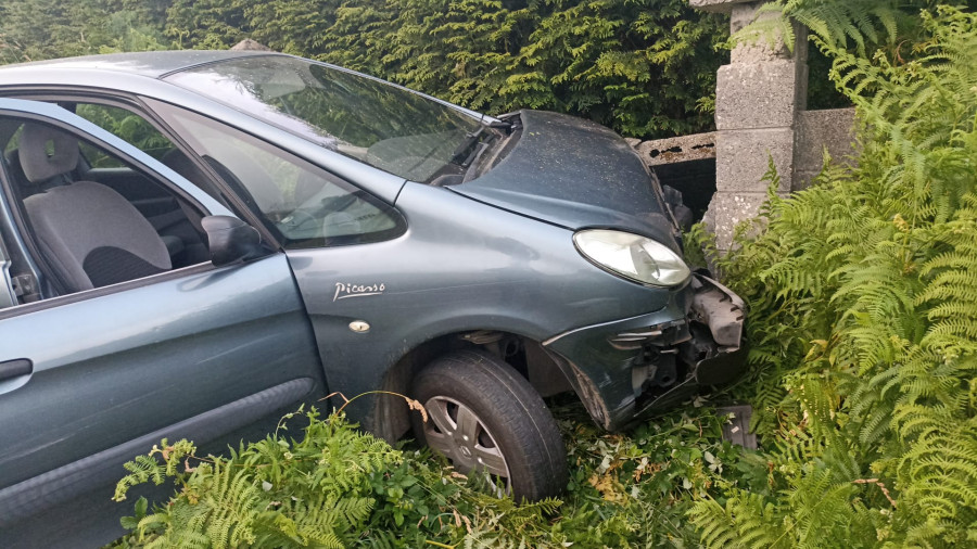 Aparatoso accidente en Valdoviño al empotrarse contra el cierre de una finca