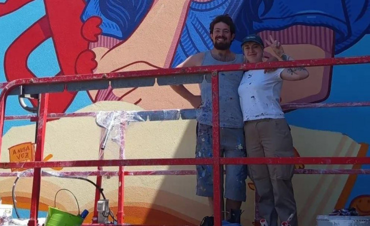 Arte urbano en las aulas: el mural que celebra el 50 aniversario del colegio de Ortigueira
