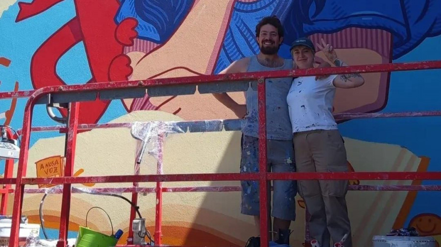 Arte urbano en las aulas: el mural que celebra el 50 aniversario del colegio de Ortigueira