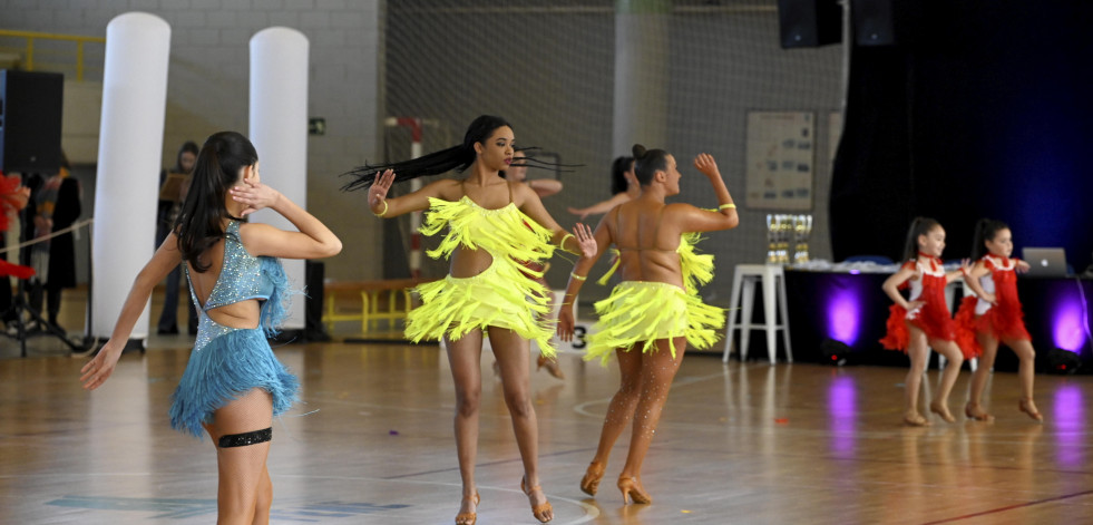 El pabellón de Fene celebra una exhibición y jornada de puertas abiertas de sus clubes de taewondo y baile