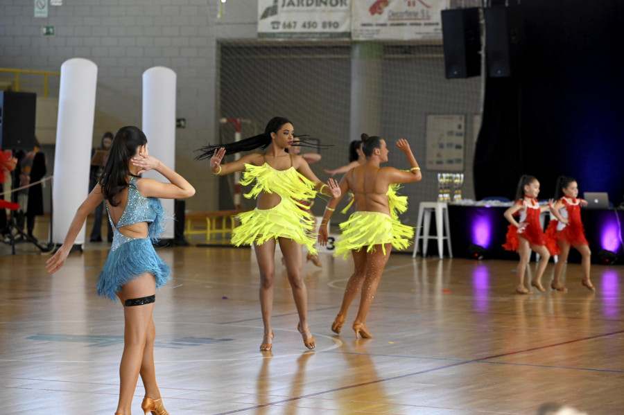 El pabellón de Fene celebra una exhibición y jornada de puertas abiertas de sus clubes de taewondo y baile