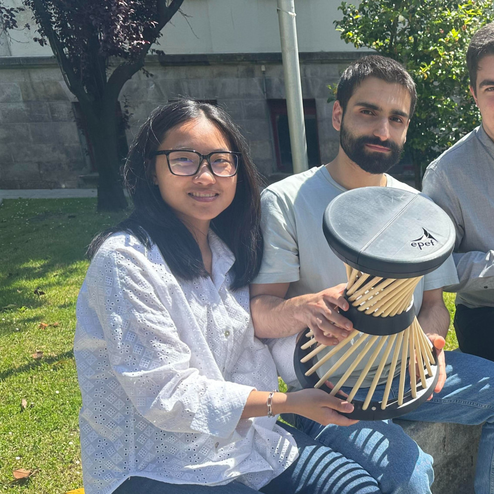 Una banqueta y un soporte móvil para escaneo, fabricados por cuatro alumnos de la EPEF