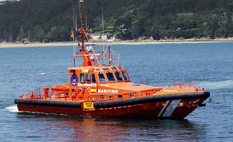 Un velero a la deriva a menos de una milla de Ortegal tuvo que ser remolcado a Cariño
