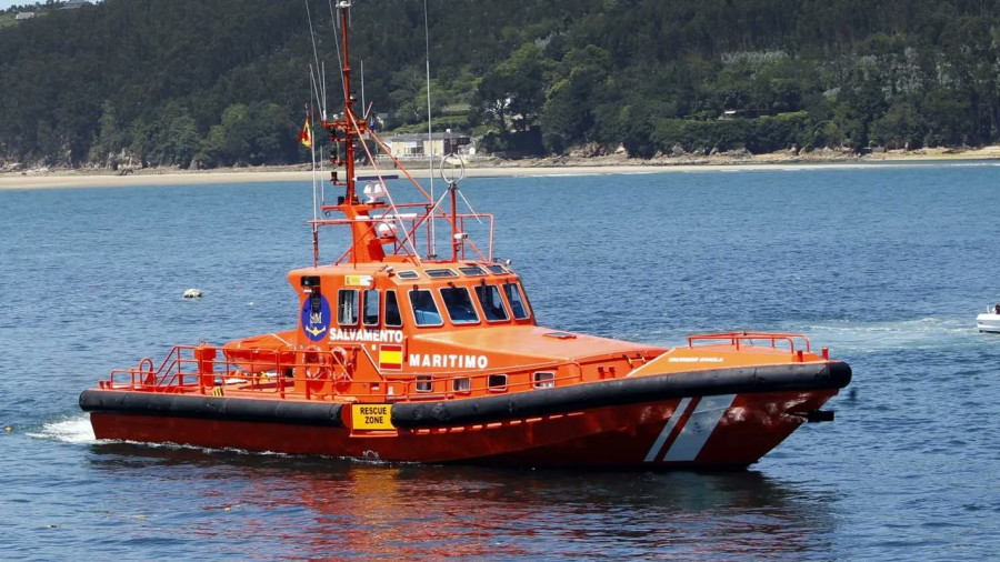 Un velero a la deriva a menos de una milla de Ortegal tuvo que ser remolcado a Cariño