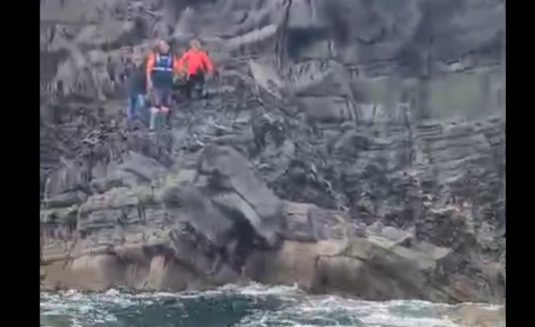 Sana y salva una pareja que quedó atrapada en Punta Gaivoiteira, en Ortigueira