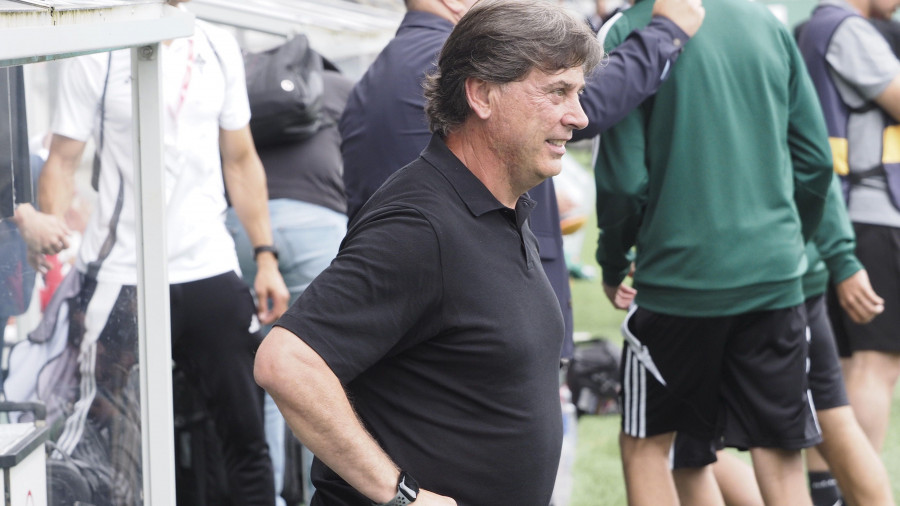 Alejandro Menéndez, entrenador del Racing de Ferrol: "De momento, ni me quedo ni me voy"