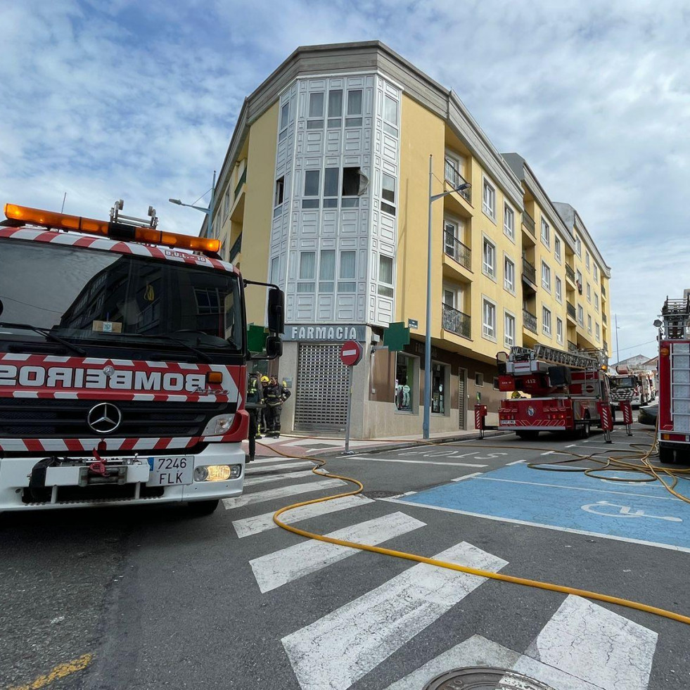 El incendio de Laxe se reactiva durante la noche y calcina trece viviendas