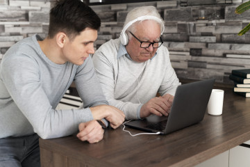 Abuelo aprendiendo usar divice digital 2