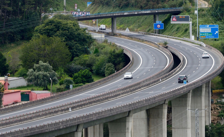 La presencia de ciclistas en la AP-9F a su paso por Fene alerta a la Guardia Civil de Tráfico